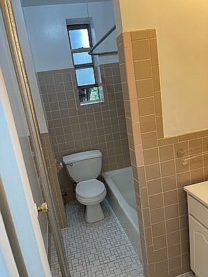 3rd image of 2100 Beekman Pl APT 2S