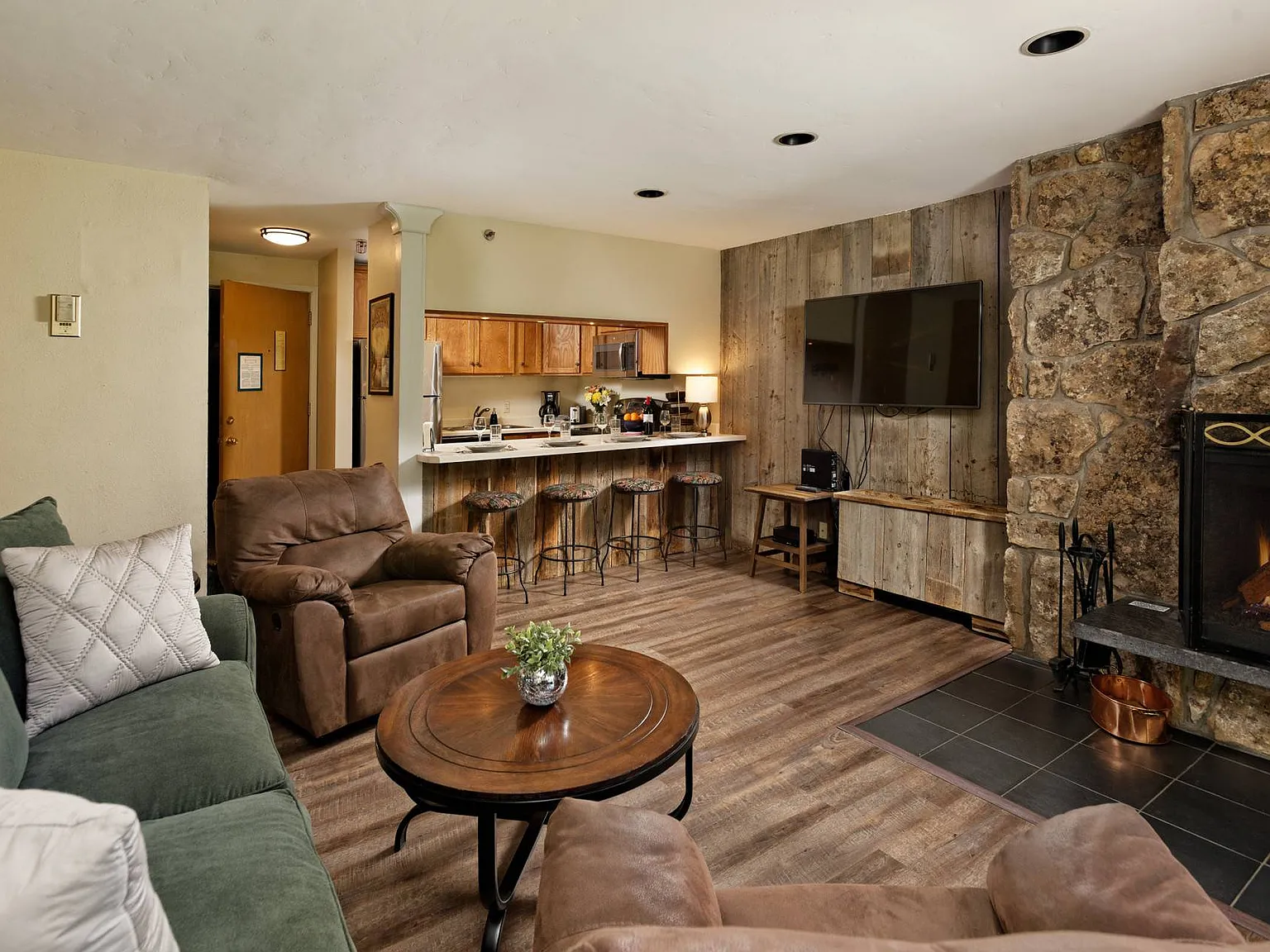 Studio, 662 sqft, $6,200 — Photo 3