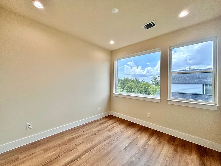 5605 Samuel Huston Ave #1 — Photo 15