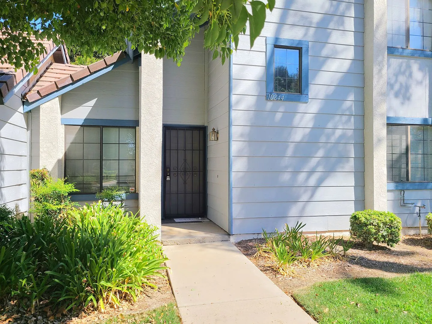 Two-Story 3-Bedroom Condo in Mountain View Gardens HOA! — Photo 2