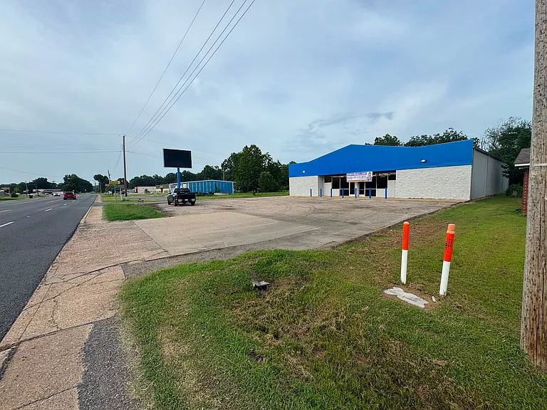 820 N Main St — Photo 3
