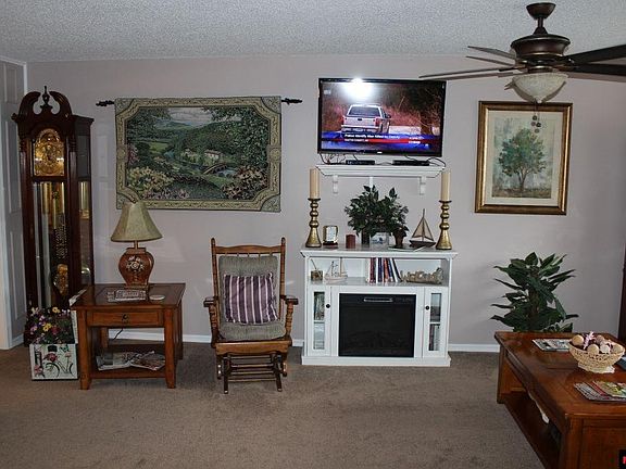 3rd image of 903 Oak Mdws