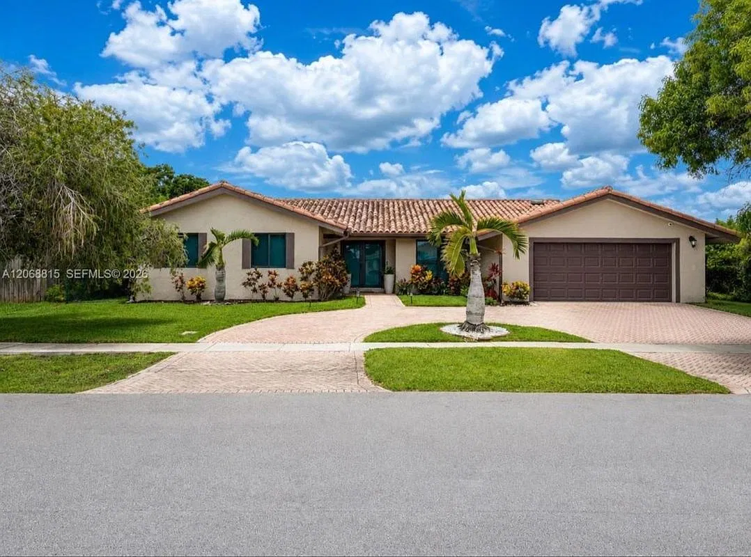 4 bed, 2.0 bath, 1991 sqft, $5,150 — Photo 2