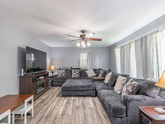 4th image of 1411 Parkview Dr
