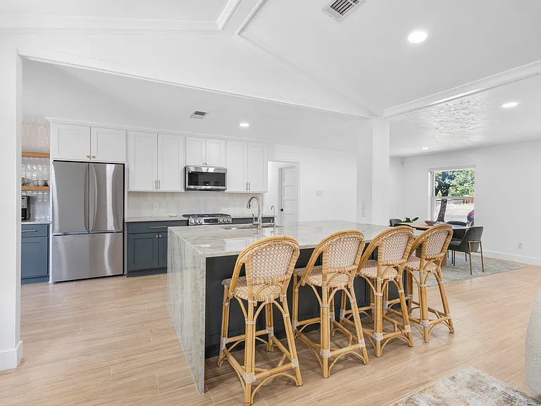 3908 Royal Ln — Photo 6