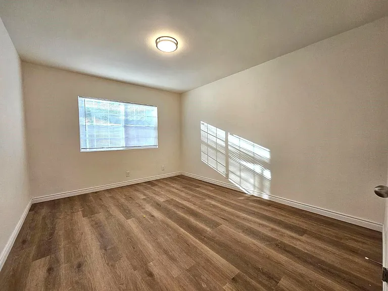 1333 W 11th St — Photo 14