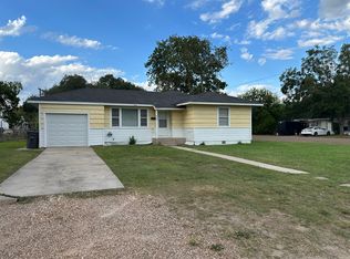 910 E Mesquite Ln, Victoria, TX 77901