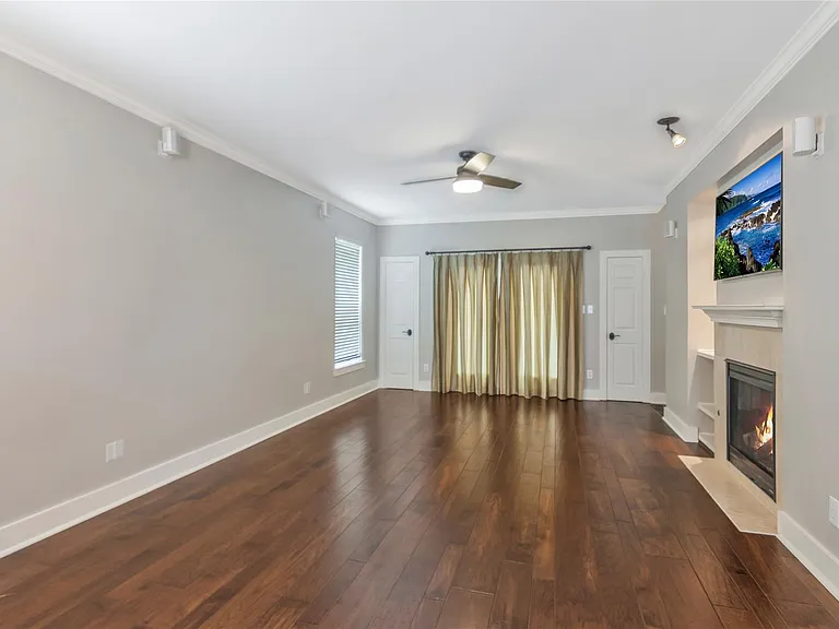 1207 Nagle St — Photo 9