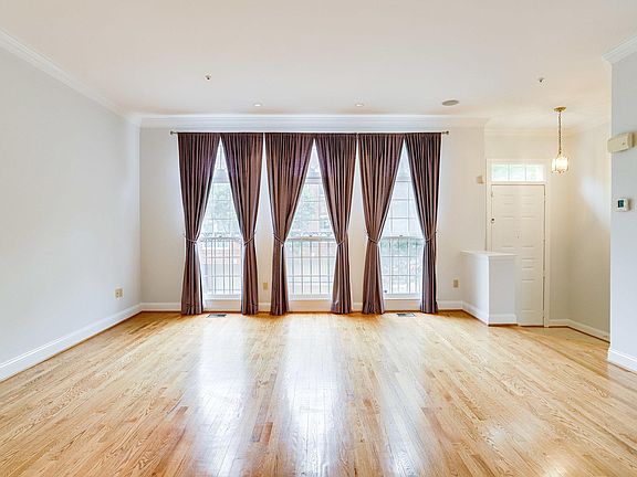 3rd image of 1527 N Colonial Ct