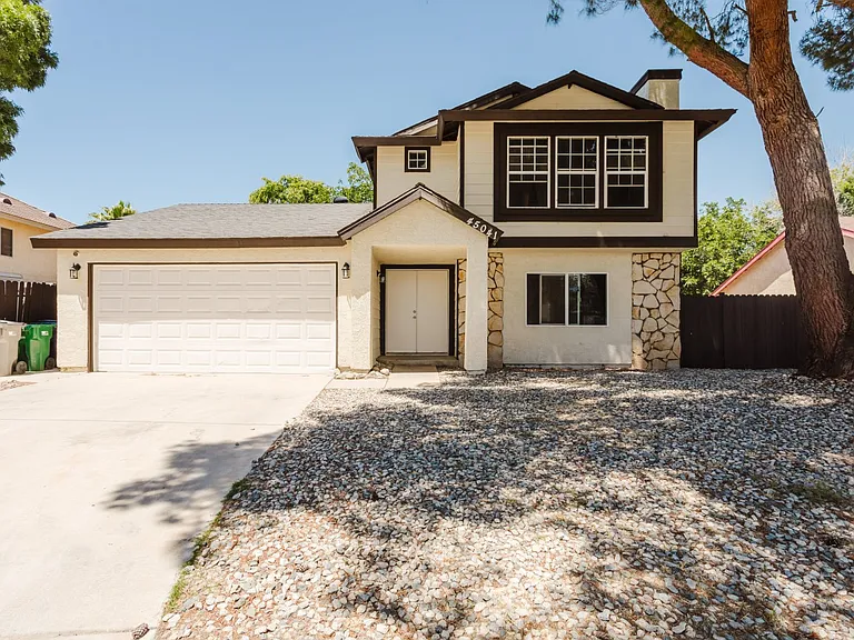 45041 Colleen Dr — Photo 1
