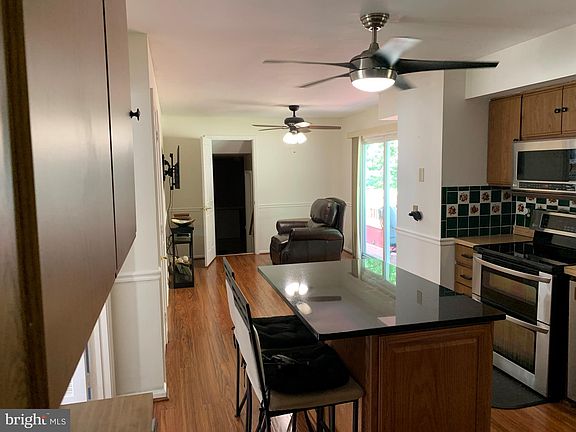 3rd image of 727 Fox Chase Cir