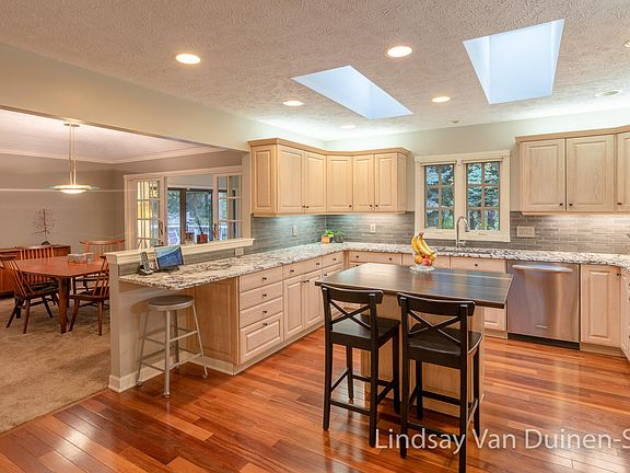 4th image of 155 Clydesdale Ct SW