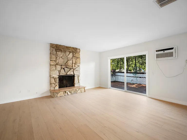 2116 E Chevy Chase Dr #C — Photo 6