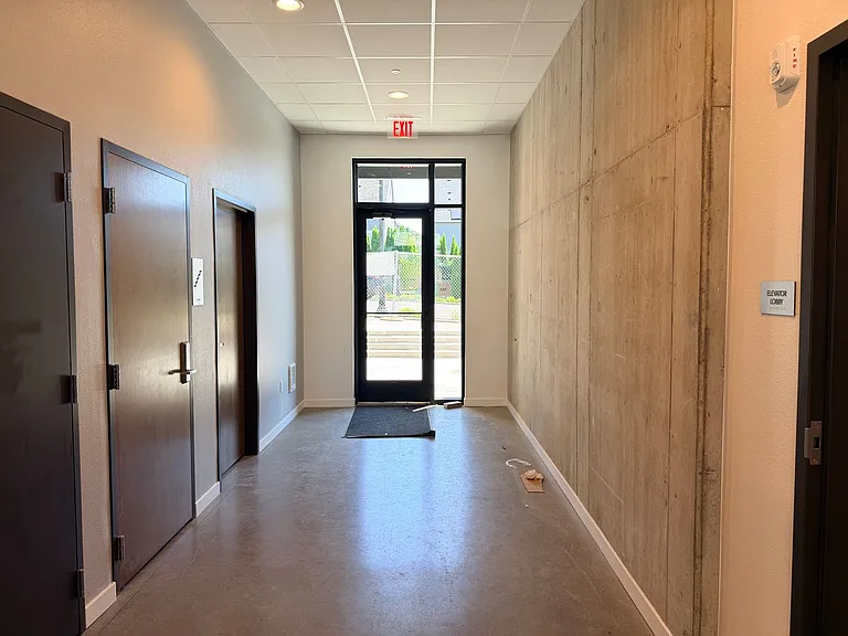 Abbey Creek Square Luxury Apartments — Photo 27