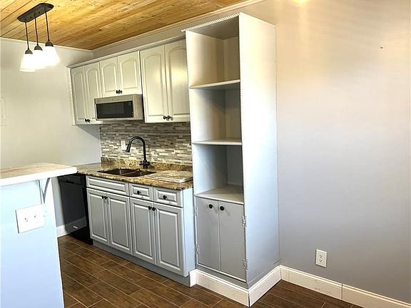 4th image of 1004 Pine Dr APT 103