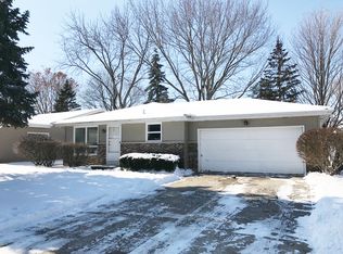 880 Hiawatha Dr, Elgin, IL 60120