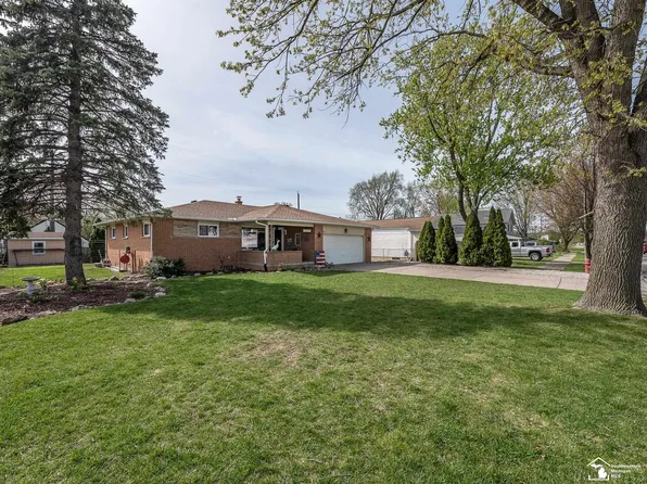 25144 Reeck Rd, Woodhaven, MI 48183