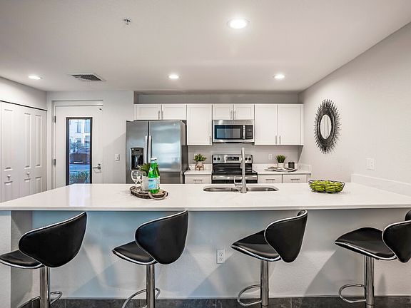 4th image of 2413 N Tamiami Trl #209