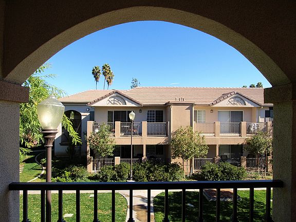 Redlands, CA Cypress Villas exterior