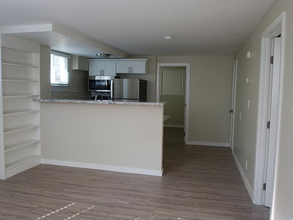 3rd image of 626 Malden Ave E
