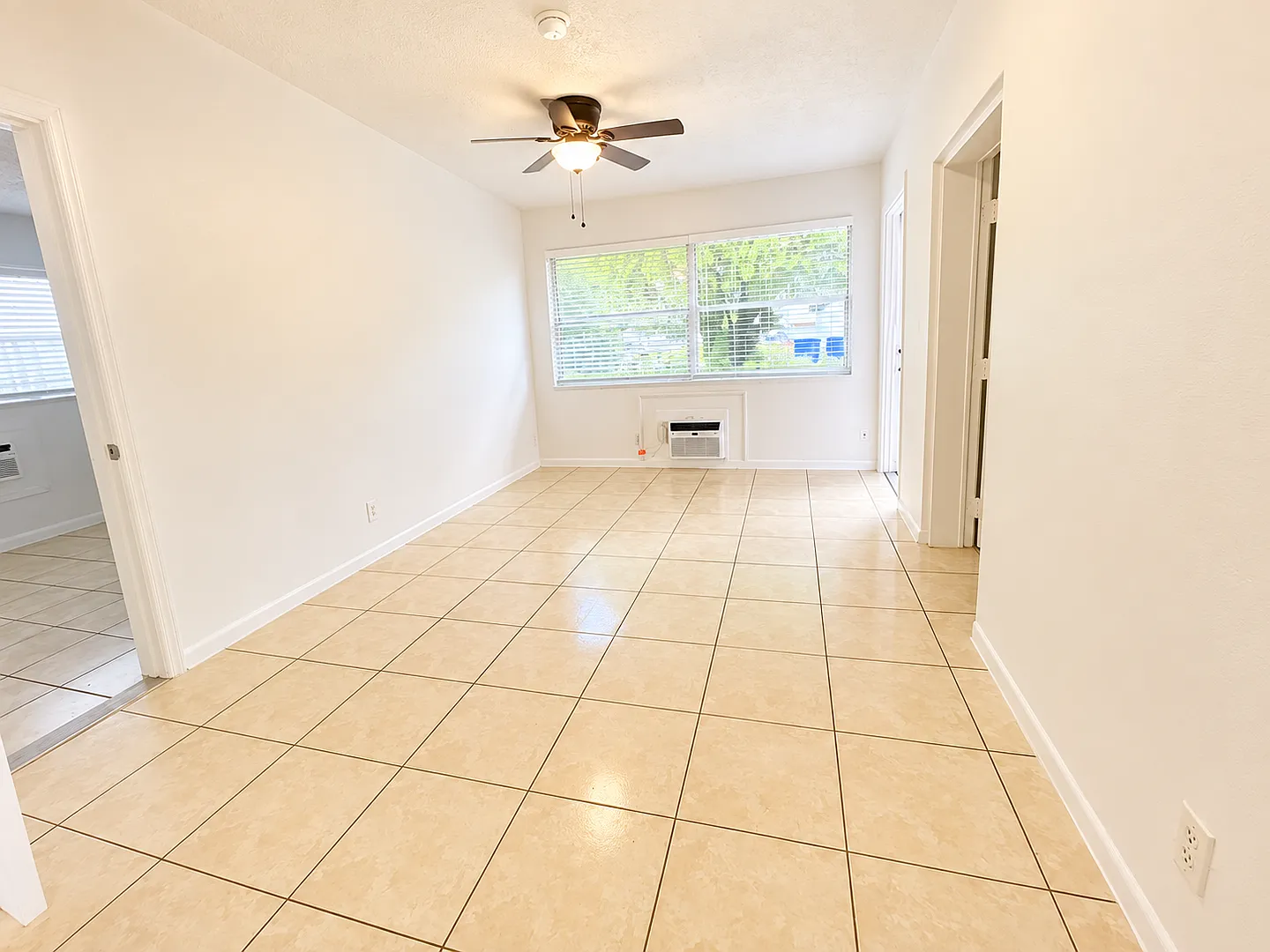1161 NE 23 Ter — Photo 4