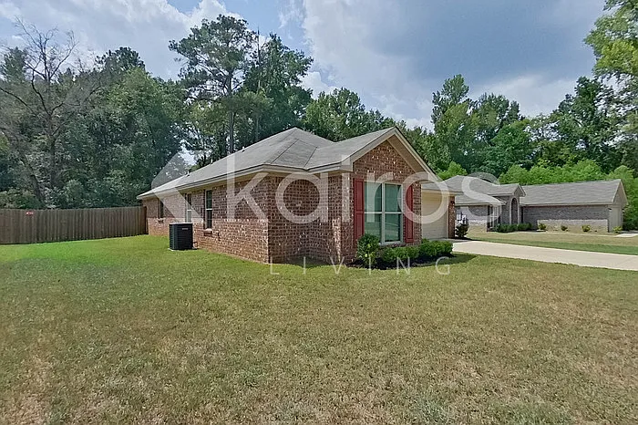 4 bed, 2.0 bath, 1671 sqft, $2,095 — Photo 2