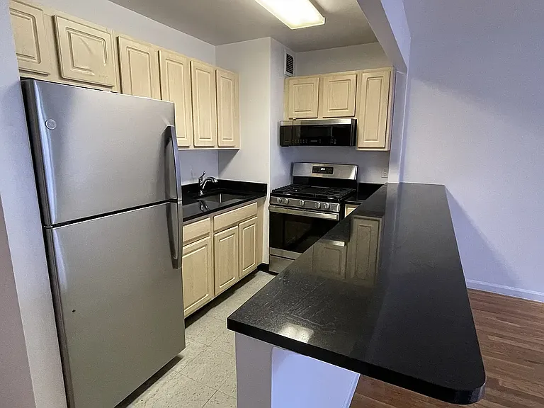 619 E 11th St #4A — Photo 4