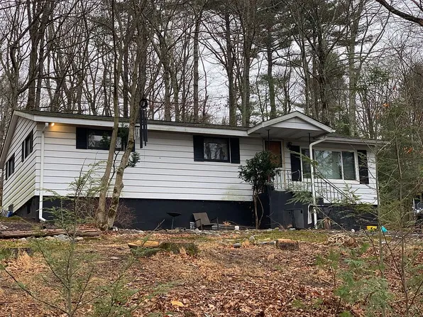 220 E Shore Dr, Dingmans Ferry, PA 18328