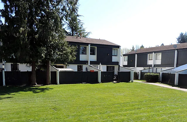 Riverside Gardens Townhouses — Photo 2
