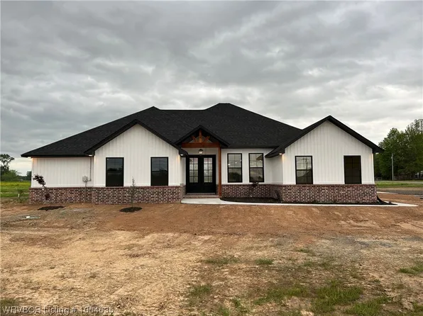 2410 N Davis St, Lavaca, AR 72941
