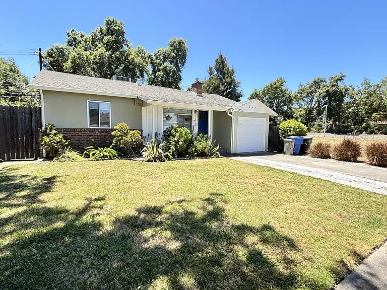 1110 Sherburn Ave — Photo 4