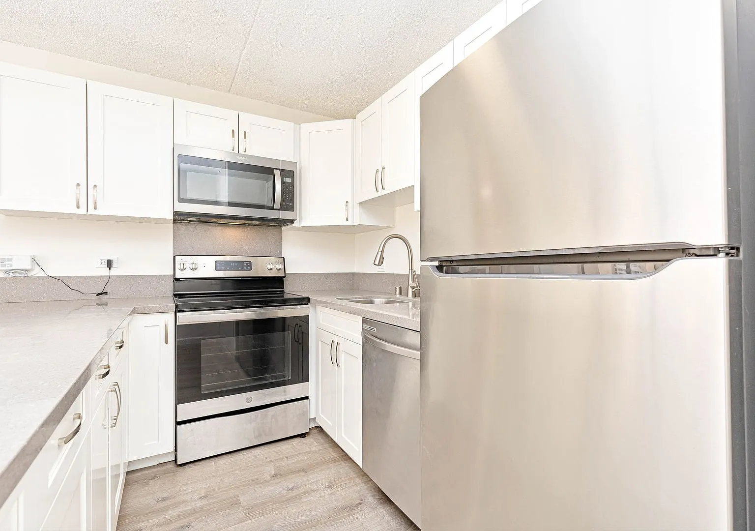 Rare Find! 2BR with Central AC + Electricity Included & Parking — Photo 2