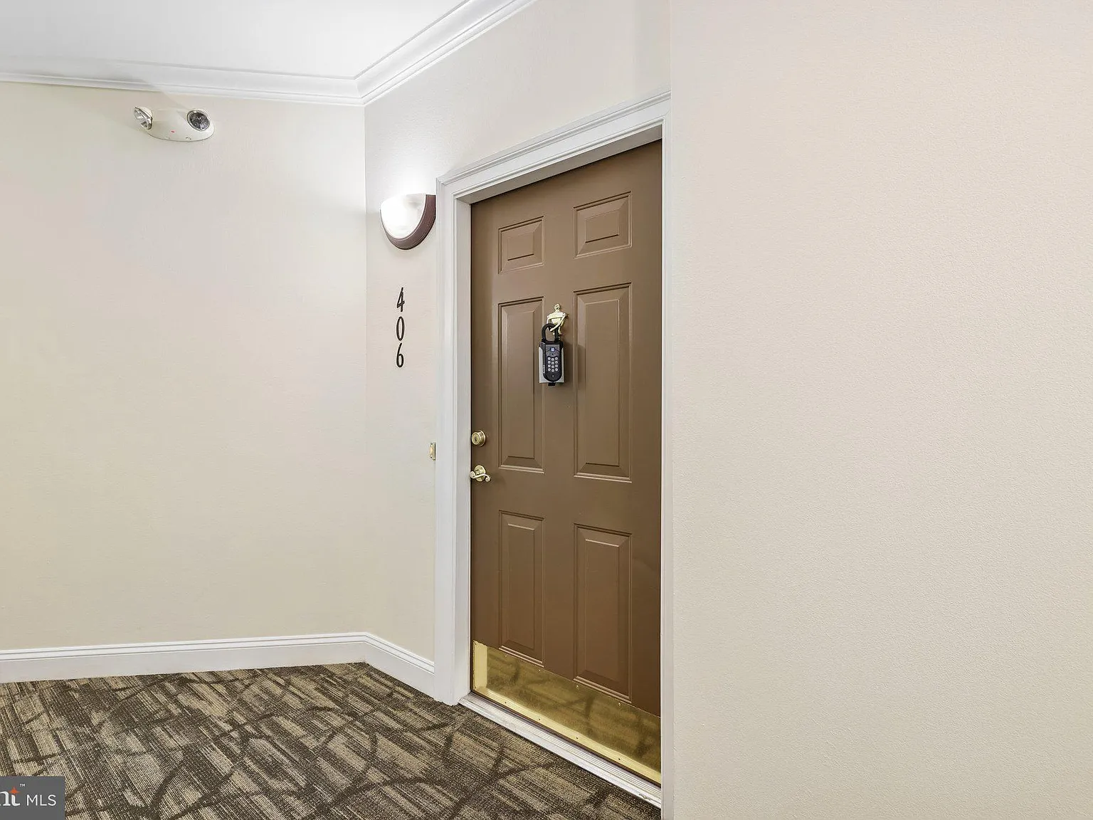 3 bed, 2.0 bath, 1600 sqft, $3,300 — Photo 2