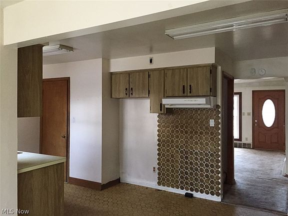 4th image of 24500 Hartland Dr