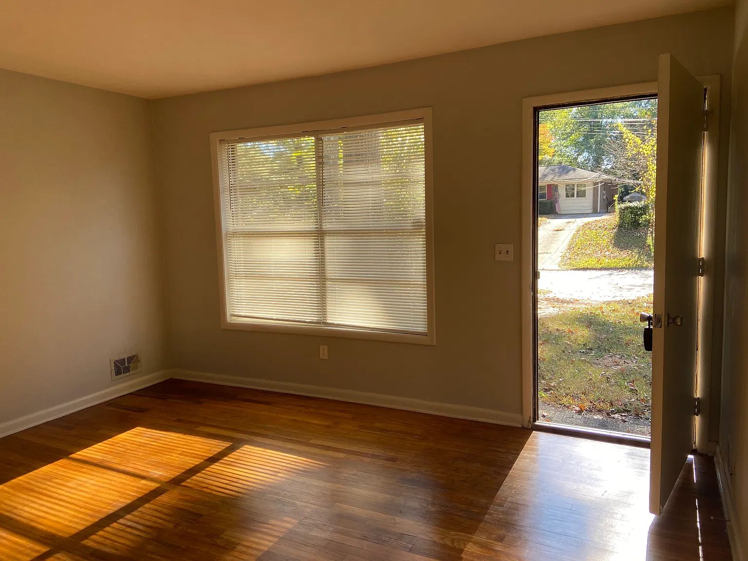 3 bed, 1.5 bath, 1118 sqft, $1,900 — Photo 4