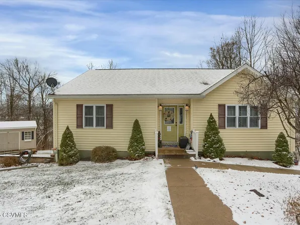 62 Village Ln, Berwick, PA 18603
