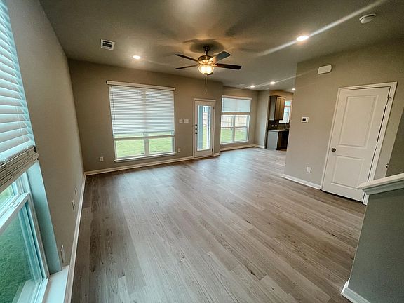 3rd image of 1013 Zenyatta Dr