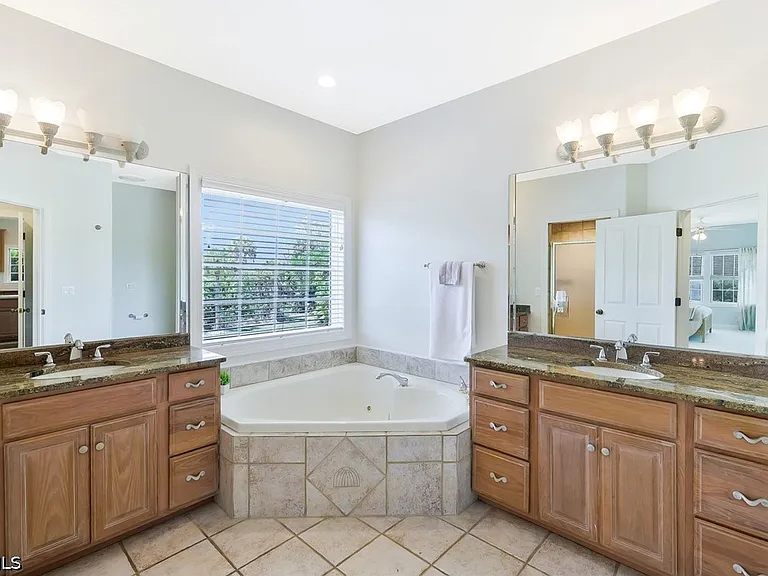 2130 Sunset Cir — Photo 23