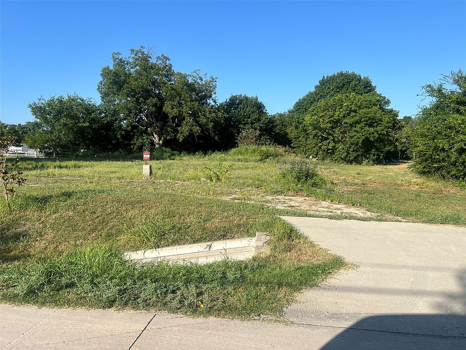 2nd image of 401 N Maxwell Creek Rd