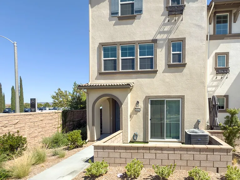 28076 Melrose Dr — Photo 3