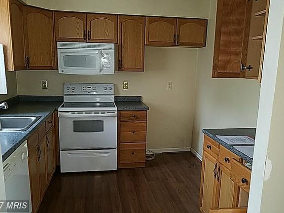 3rd image of 6 Spindle Hill Ct