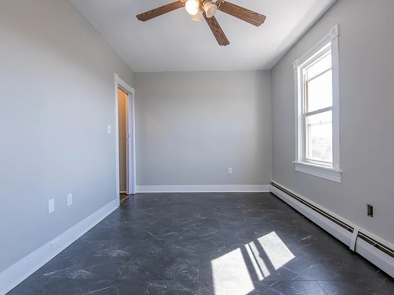 256 E Grove St — Photo 15