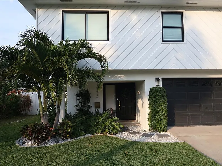 5945 Venetian Blvd NE — Photo 29