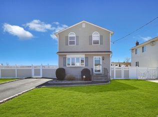 464 41st St, Copiague, NY 11726
