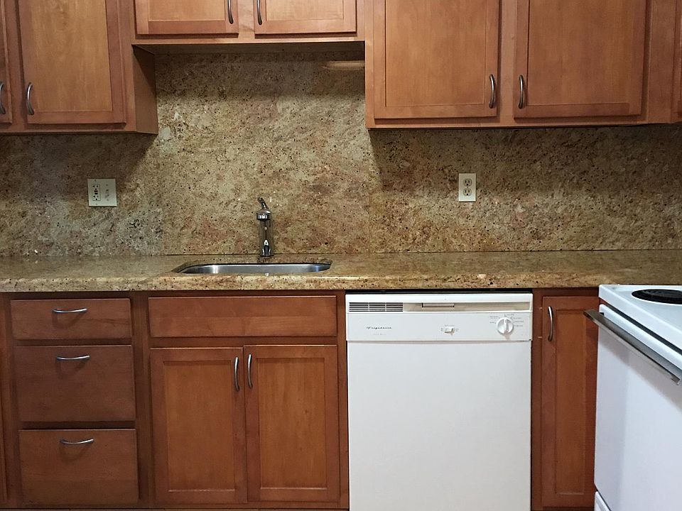 1st image of 683 Roble Ave APT 4