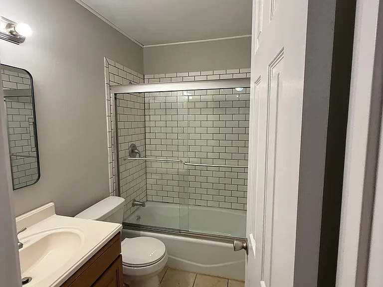 Full extra bath upstairs