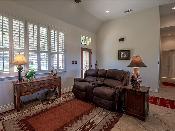 3rd image of 1504 S Chisholm Trl