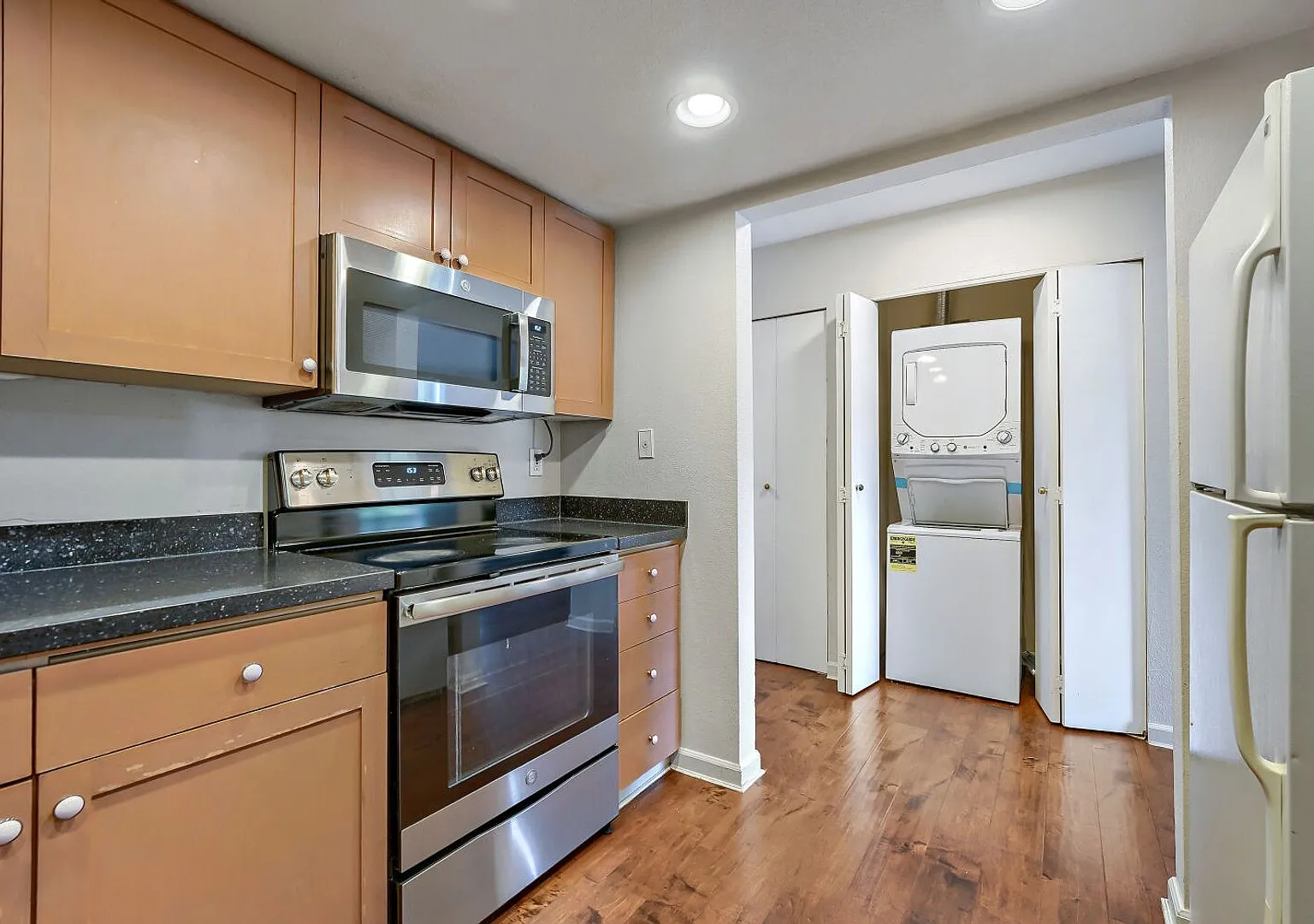 Charming 3rd Floor 2bed/2bath Apartment in North Bellevue! — Photo 2