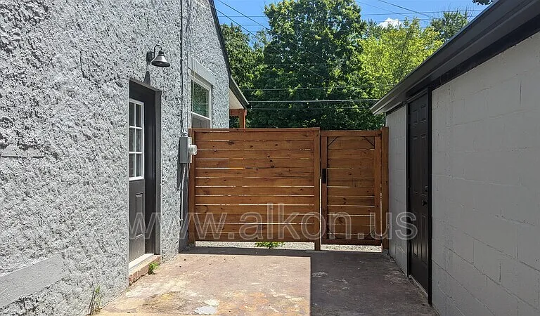 998 Clifton Rd — Photo 2
