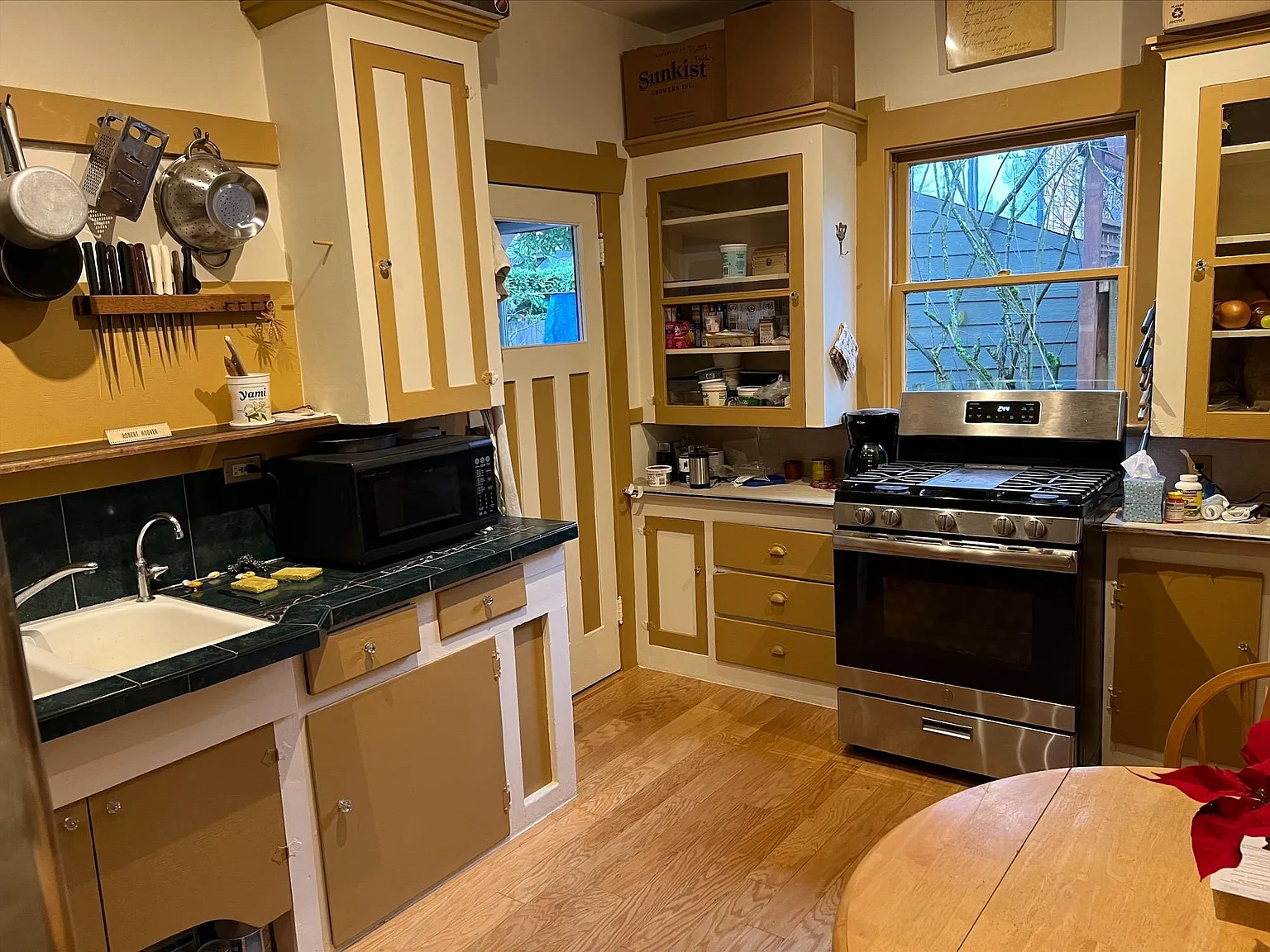 5 bed, 2500 sqft, $1,400 — Photo 3
